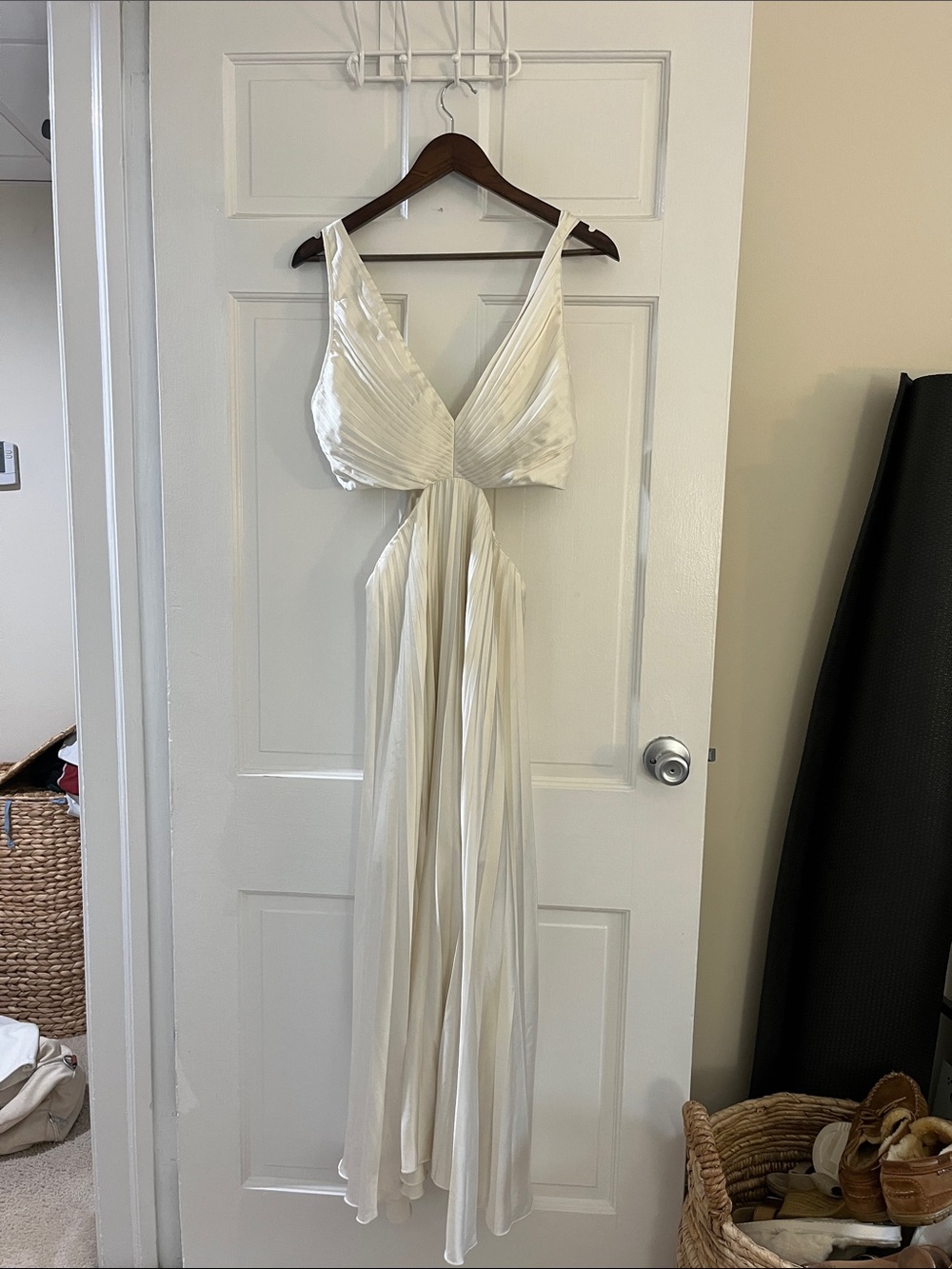 Abercrombie & Fitch Ivory Pleated V-Neck Maxi Dress